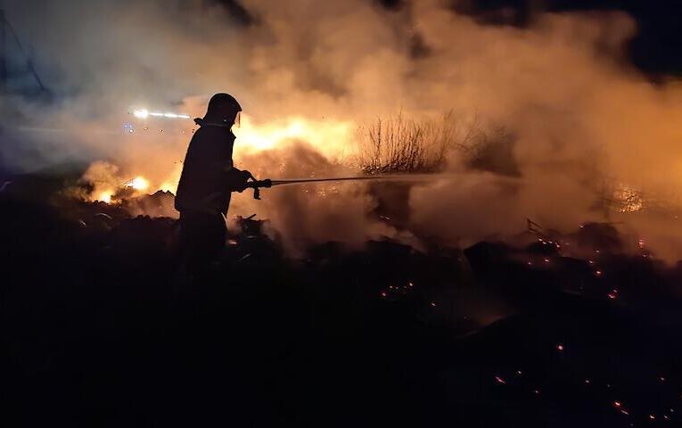 У Кагарлику горіло сміття: довелося викликати пожежників