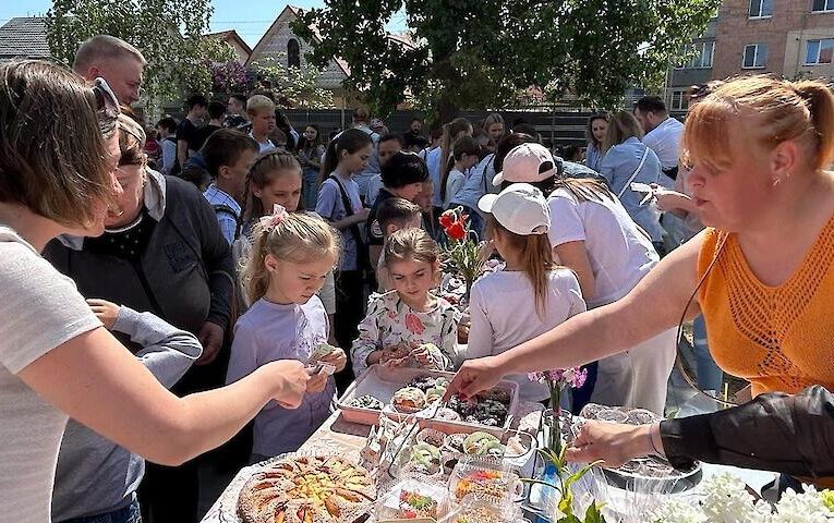 В Козинському ліцею відбувся благодійний ярмарок: виручені кошти передали для жінок в ЗСУ