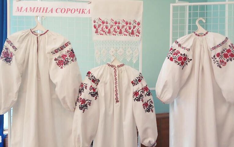 В Обухівському музеї відкрилася виставка української вишиванки “Мамина сорочка”