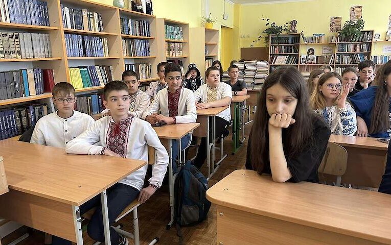 Обухівські школярі поспілкувалися з місцевим письменником і позбулися російськомовної літератури