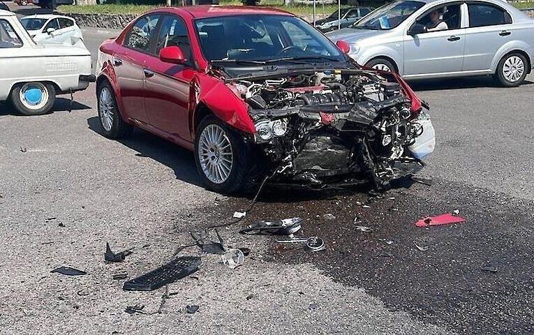 В Обухові мотоцикліст врізався у легковик, а потім у групу пішоходів: що сталося (відео)