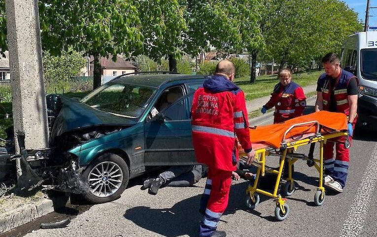 У Білій Церкві водій влетів у бетонну електроопору