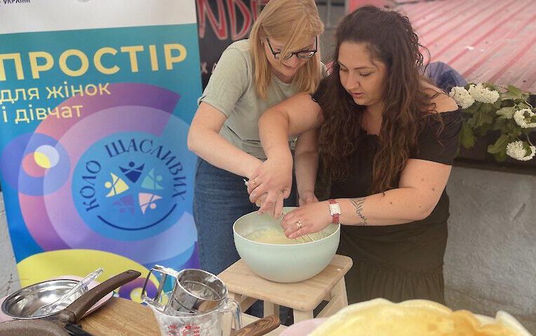 У жіночому просторі «Коло щасливих» в Обухові їли млинці і робили мотанки