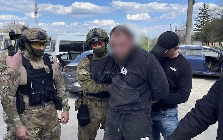 Погрожували відрізати вухо та спалити живцем: в Ірпені затримали катів (Відео)