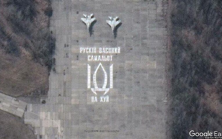 Минув рік, але послання “рускому ваєнному самальоту” на аеродромі Василькова досі актуальне