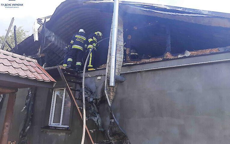 Гасили пів години: на Бориспільщині горів житловий будинок