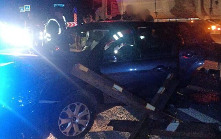 У Білій Церкві водій не впорався з управлінням та в’їхав у відбійник: постраждали матір з дитиною