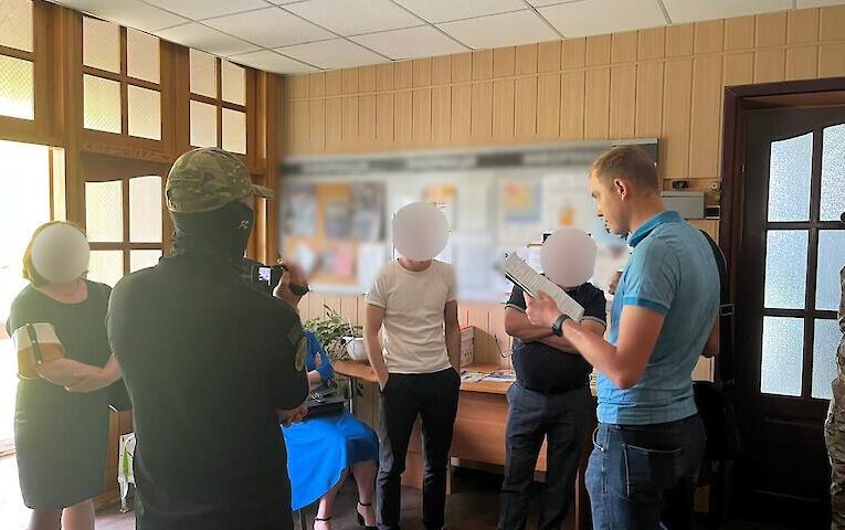 Двоє посадовців селищної ради вимагали хабар у 900 тис: на Фастівщині затримали корупціонерів