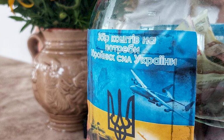 В Миронівському музеї відбувся майстер-клас з плетіння патріотичних прикрас