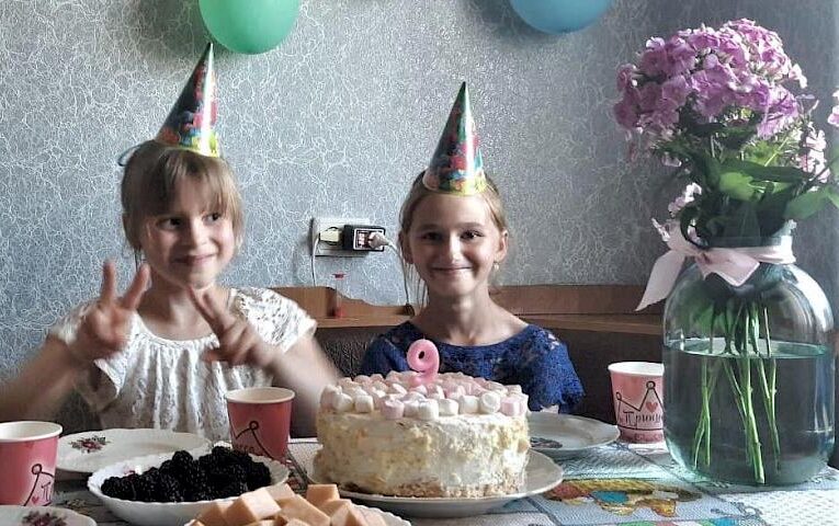 У Богуславі школярка віддала волонтерам отримані на день народження кошти
