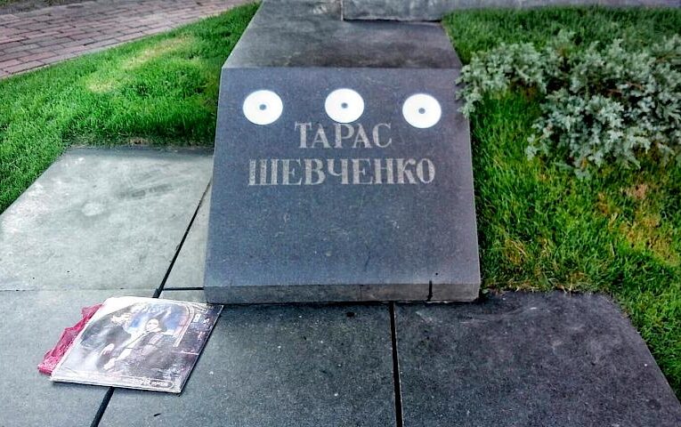 У Василькові невідомі пошкодили меморіал Шевченку