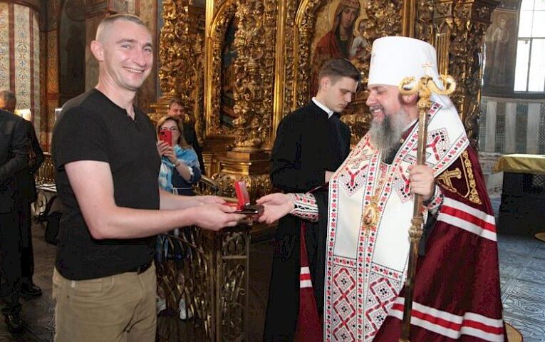 Епіфаній нагородив лікаря-бійця з Кагарлика «медичним Оскаром» – «Орденом Святого Пантелеймона»