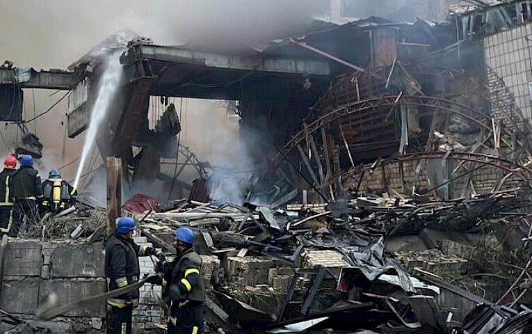 Вчора падінням уламків ракет на Київщині пошкоджено 13 будинків: частина в Обухівському районі
