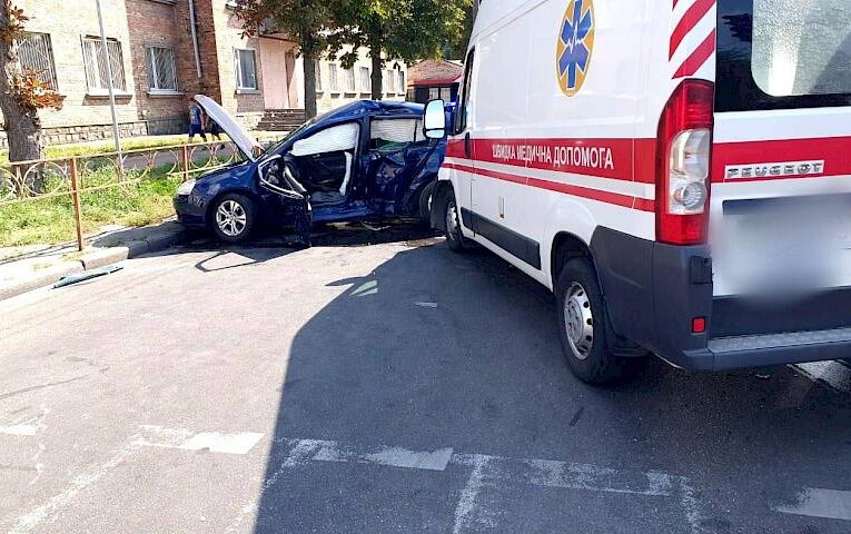 В Білій Церкві внаслідок зіткнення швидкої та легковика постраждало четверо осіб