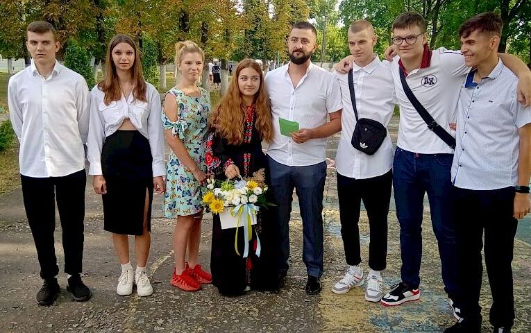 Замість квітів: випускники ліцею на Обухівщині передали кошти на ЗСУ