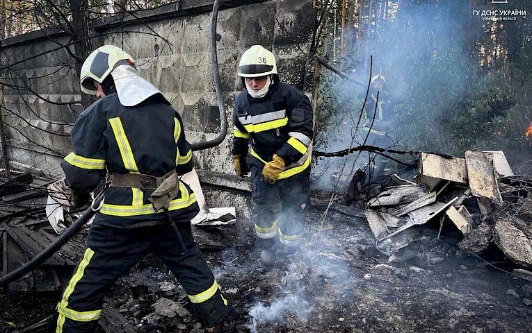 На Київщині внаслідок падіння уламків ворожих ракет загорілось торгове підприємство (фото)