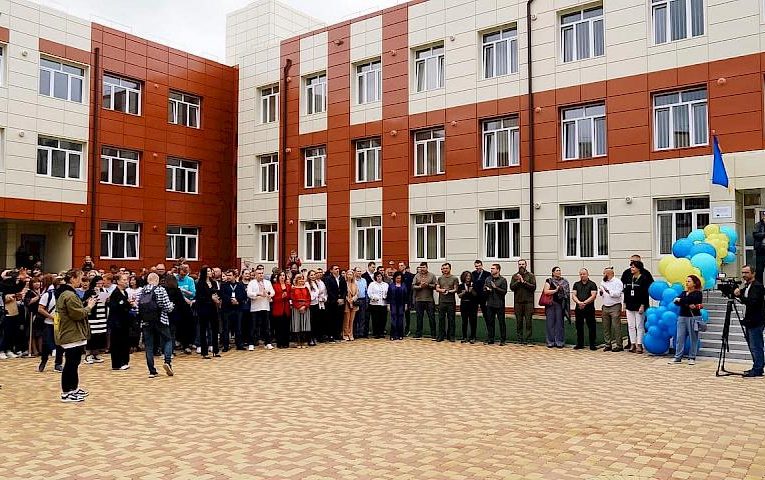 Зазнав найбільших руйнувань: відбудований навчальний заклад відкрили в Ірпені