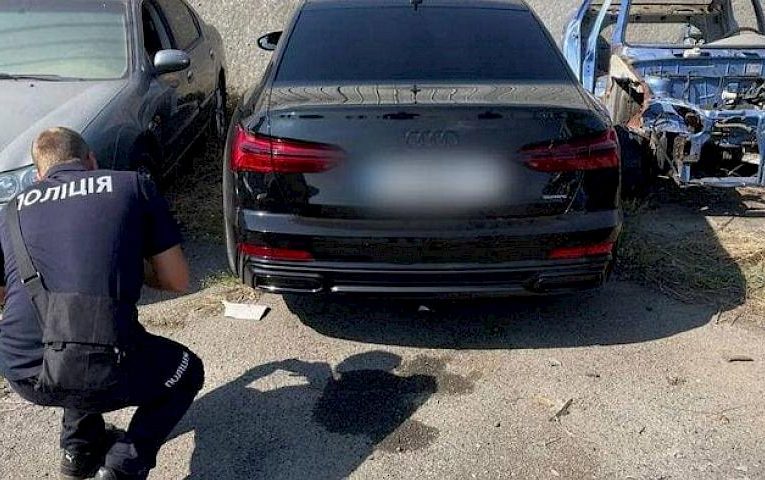 Троє чоловіків жорстоко побили та пограбували жителя Київщини