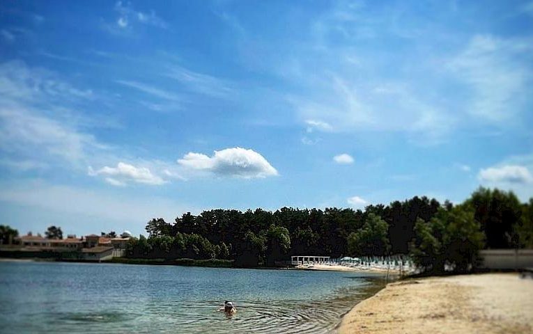 Блакитне озеро в Підгірцях: ідеальне місце для відпочинку