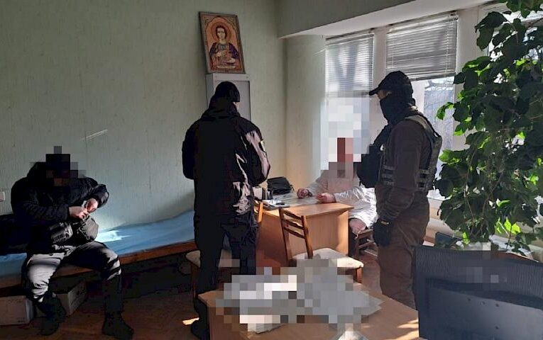 Оформлювали довічну інвалідність: лікарів МСЕК та їх спільника судитимуть на Київщині (фото)