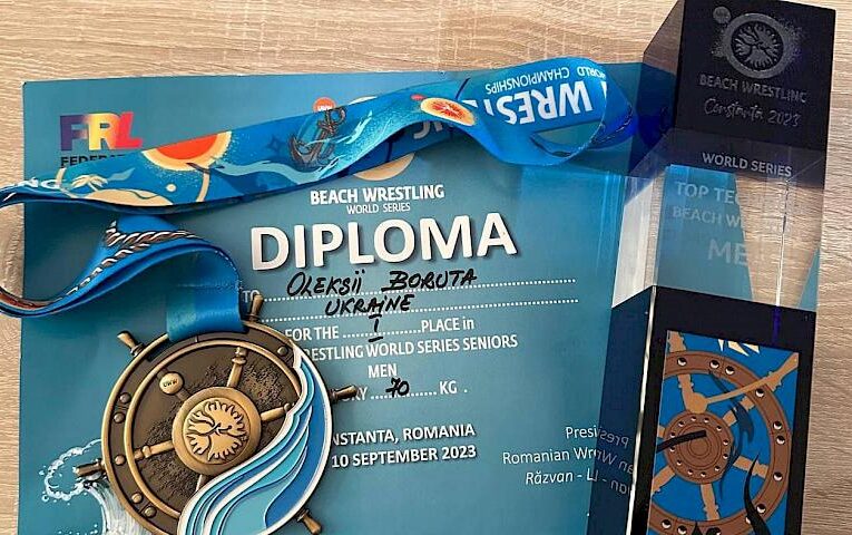 Поборов усіх: спортсмен з Обухівщини виграв змагання з пляжної боротьби