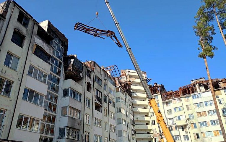 В Ірпені відновлюють зруйновану під час бойових дій багатоповерхівку (фото)