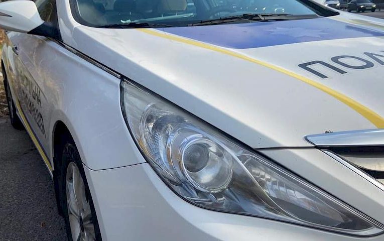 Кинув гроші в авто: на Київщині порушник намагався відкупитися від патрульних