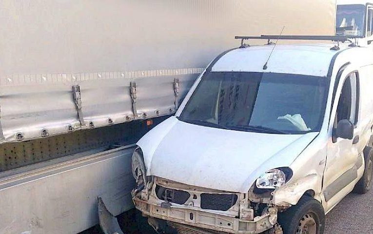 В’їхала у відбійник і зіткнулась з вантажівкою: в ДТП на Київщині постраждало двоє людей