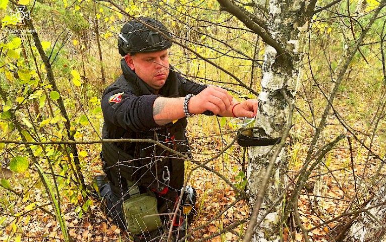 Граната поміж дерев: в лісі Бучанщини виявили розтяжку