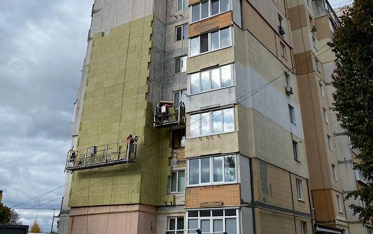 Васильків: відновлюють 10-поверхівку, пошкоджену російськими обстрілами