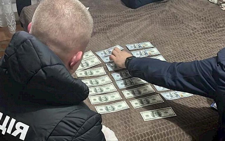 8 обшуків в Обухові: викрито злочинну групу, котра збувала підроблені долари
