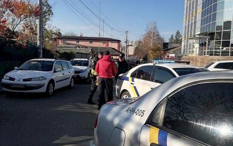 У Василькові затримали чоловіка за розклейку оголошень на дитячому майданчику