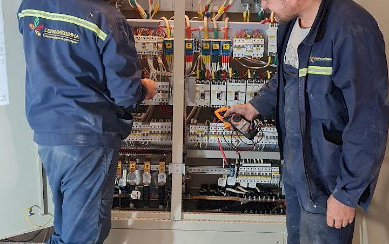 В Українці ремонтують мережі, пошкоджені обстрілами окупантів