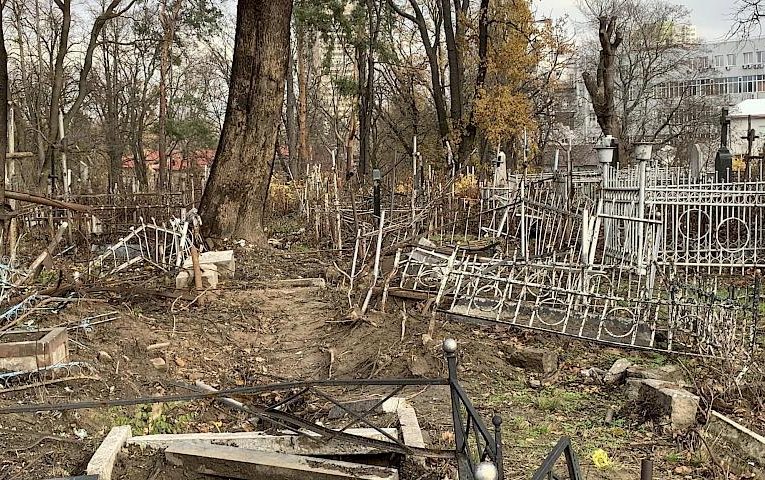 В мережі показали наслідки “прильоту” по легендарному кладовищу у Києві
