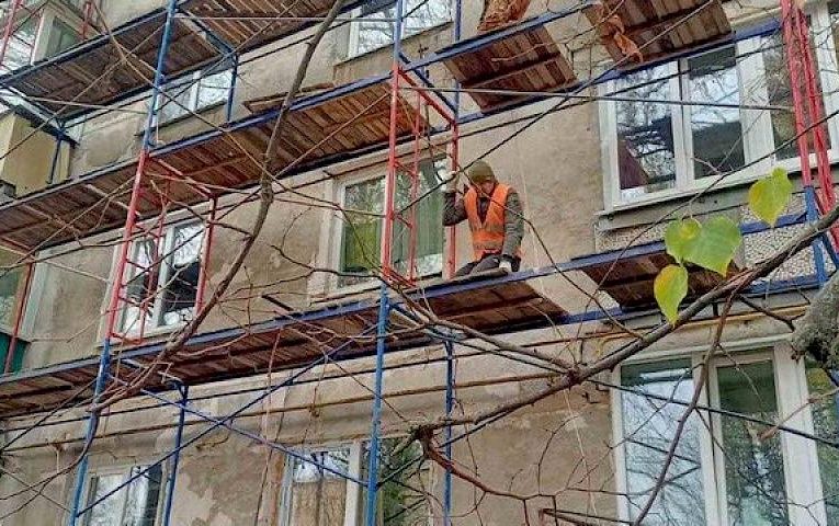 У Василькові почали відновлювать багатоповерхівку, що постраждала від обстрілів