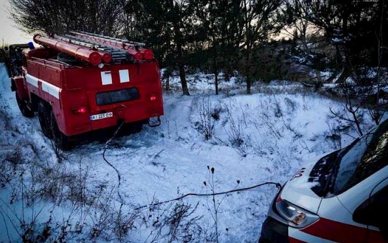 ДСНС Обухівщини врятували “швидку” з пацієнтом із снігового замету (фото)