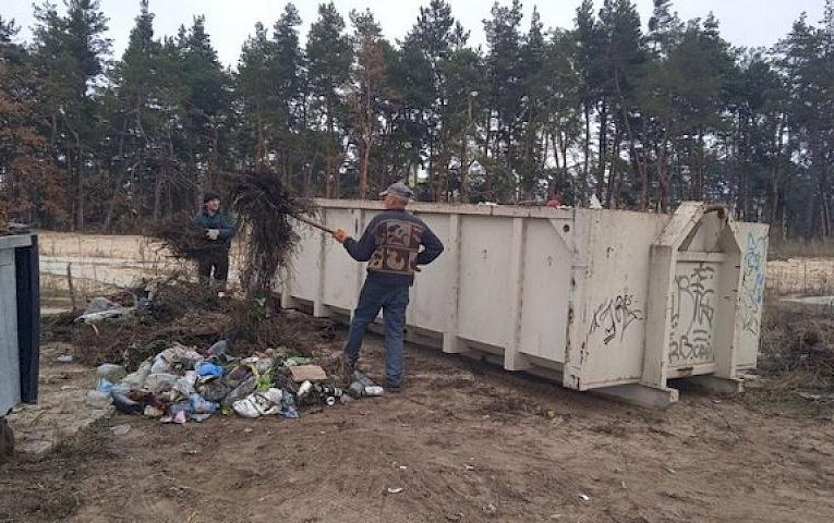 Гори сміття біля кладовищ: жителів Українки закликали шанобливо ставитись до місць поховання