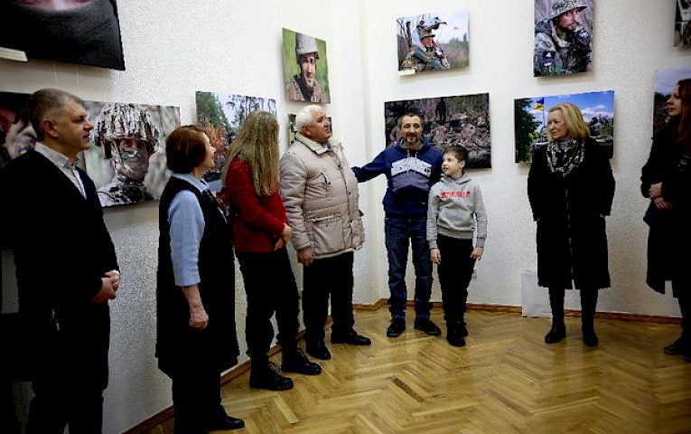 Погляд з війни: у Києві відкрилась виставка обухівського бійця-фотографа