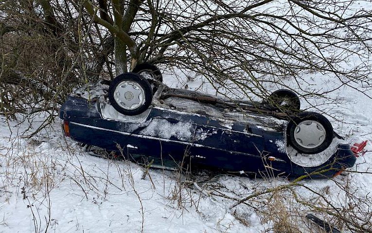 На Обухівщині авто перекинулося на дах: водій чудом вижив