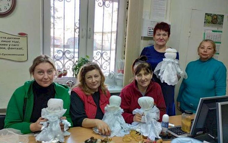 В Козинському арт-просторі готуються до свят і виготовляють новорічні прикраси