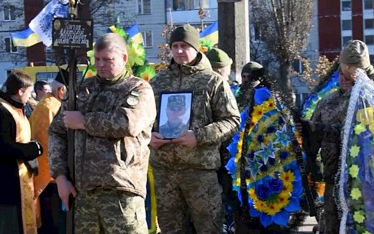 Обухів попрощався з бійцем: не пережив загибель брата