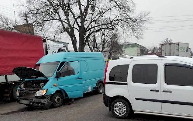 На Обухівщині зіткнулись 3 автівки, один водій отримав тяжкі ушкодження: деталі