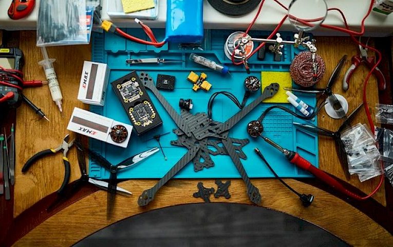 Обухівський фотограф налагоджує виробництво дронів і збирає на комплектуючі