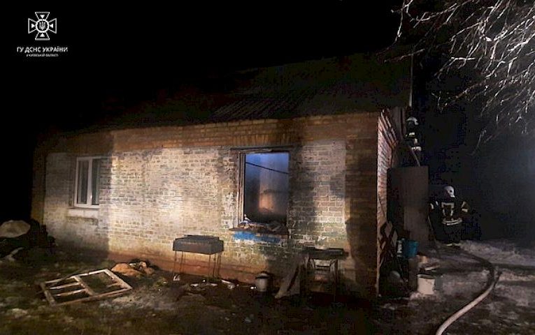 На Обухівщині вогнеборці загасили пожежу в сараї