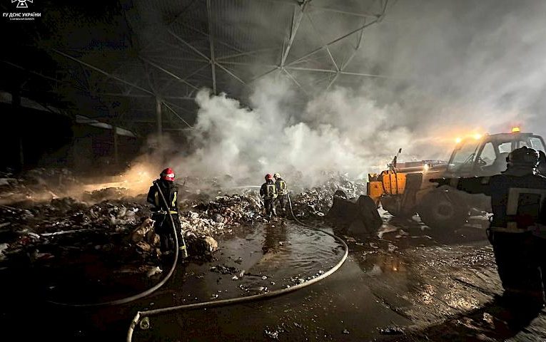 В промзоні Обухова палало сміття: було багато, горіло сильно