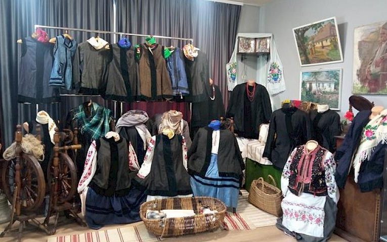 Виставку автентичного одягу українок представили в музеї на Обухівщині