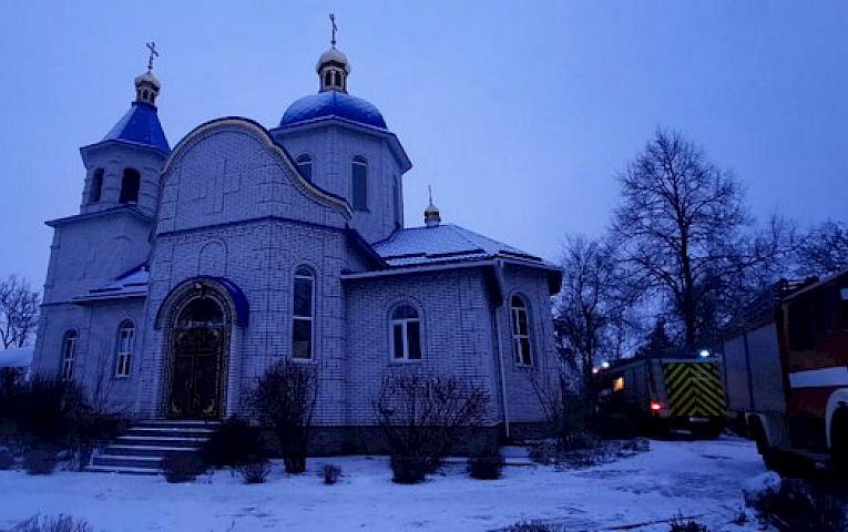 Рятувальники загасили пожежу в церкві на Обухівщині (фото)