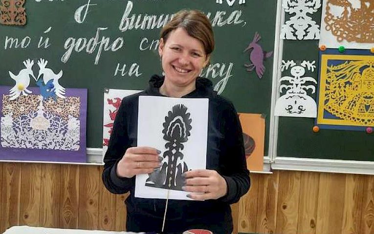 Школярі Обухівської громади навчались давньому мистецтву витинанки