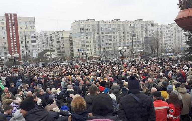 Тисячі обухівців прийшли попрощатися з бійцем-земляком
