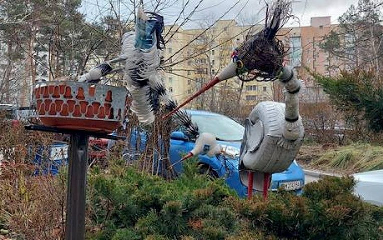 Фільм жахів чи казковий двір: в Українці обговорюють облаштування клумб (фото)